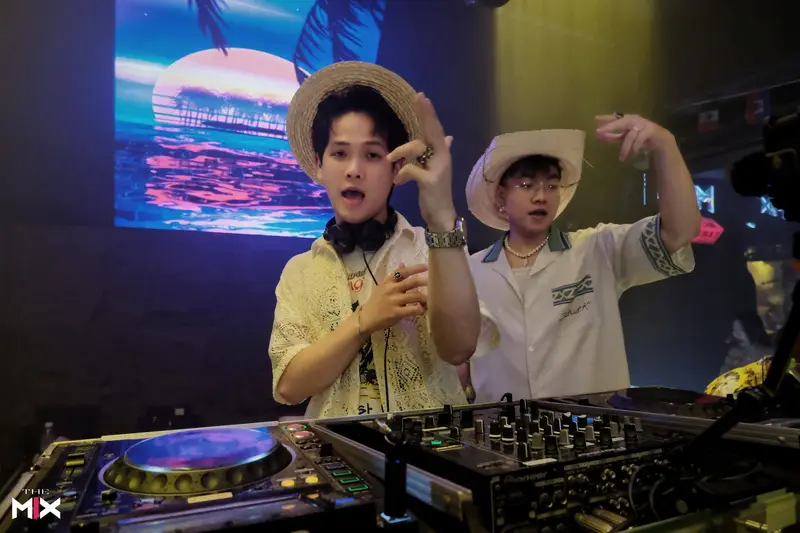 DJ set trên dàn Pioneer trước màn visual hoàng hôn nhiệt đới tại The Mix Biên Hòa