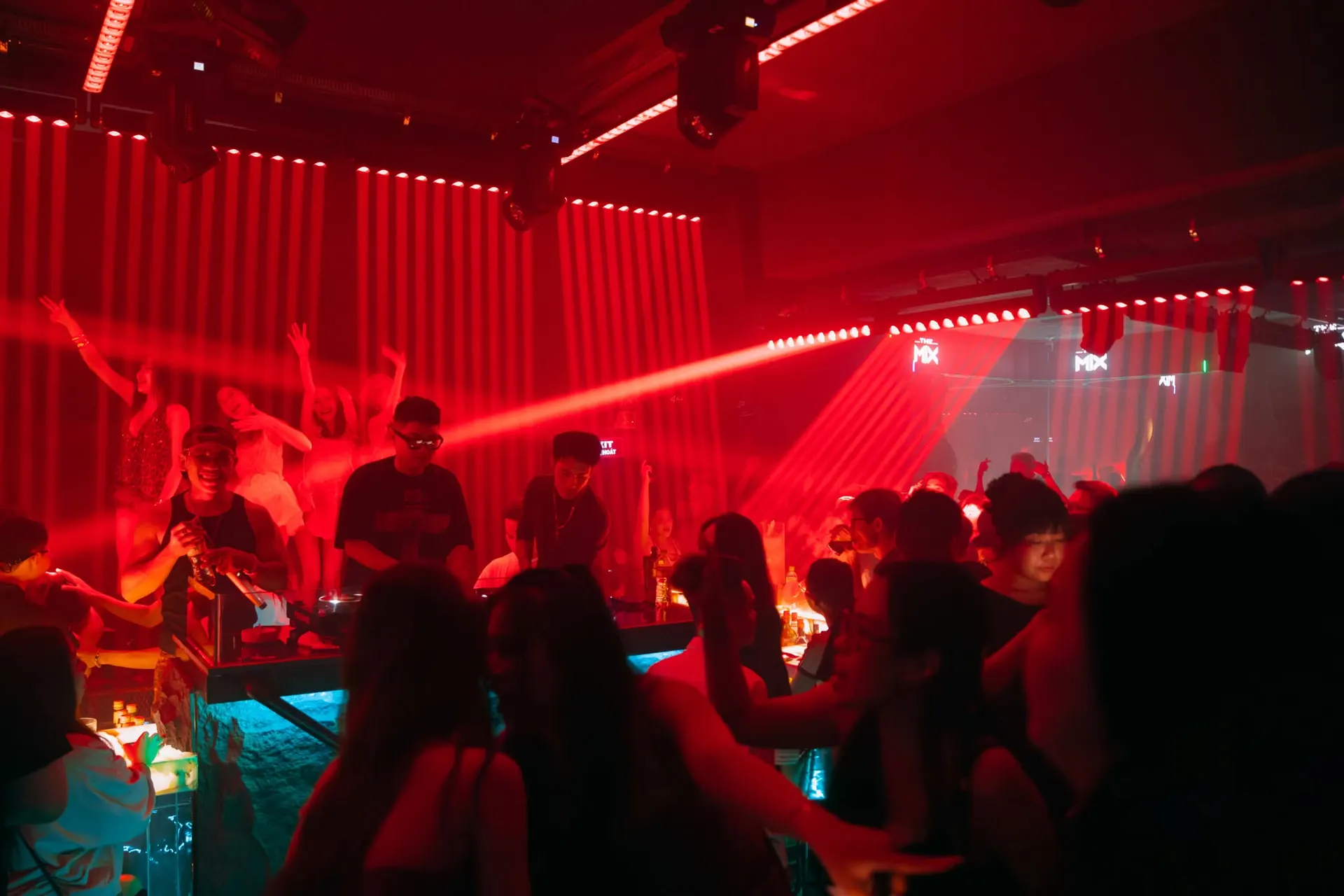 Dàn laser đỏ quét kín sàn The Mix Biên Hòa, hai bảng LED THE MIX hai bên