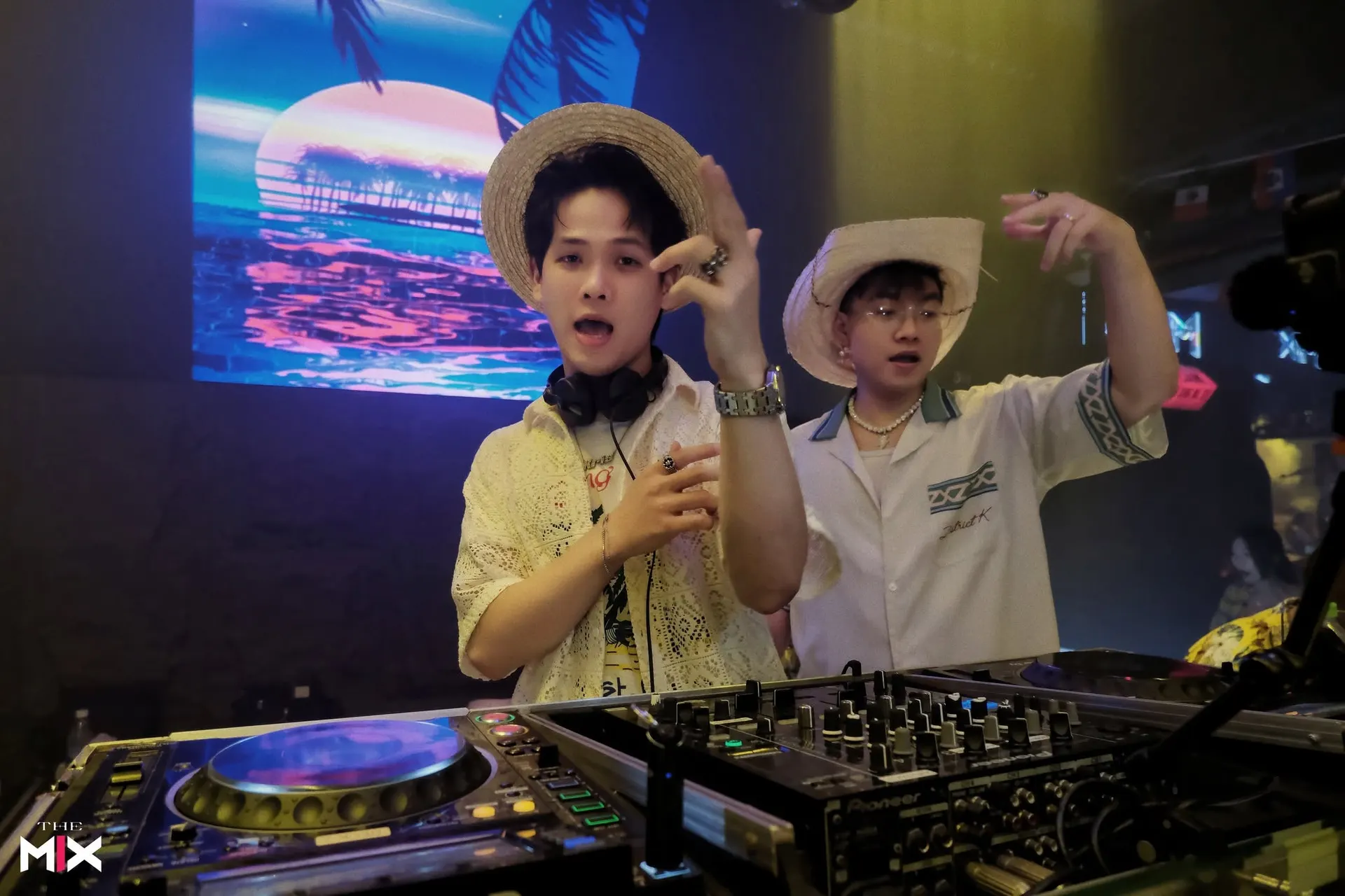 DJ set trước màn visual hoàng hôn nhiệt đới tại The Mix Biên Hòa