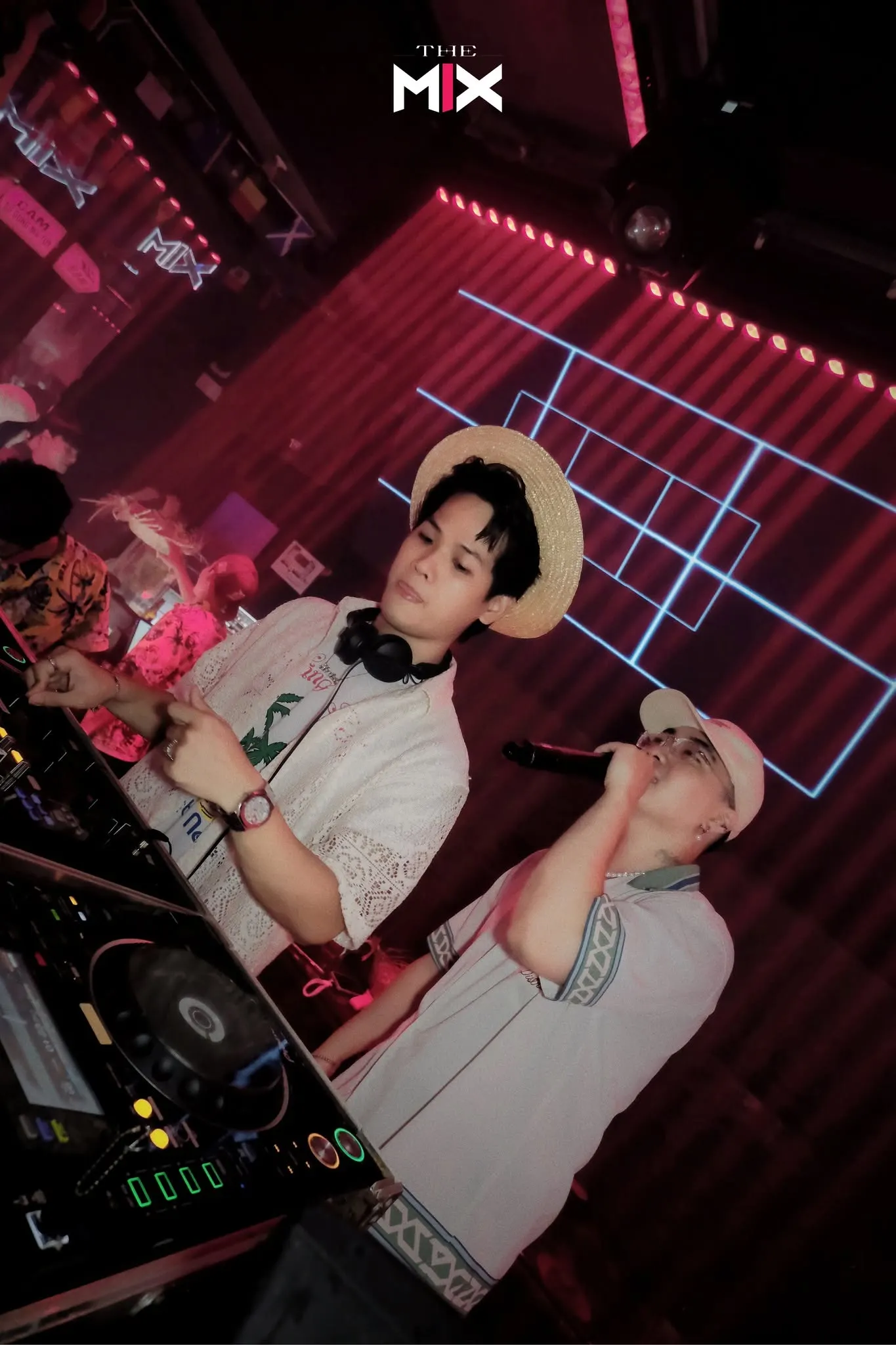 DJ và MC bắt nhịp trực tiếp trên sàn The Mix, Trấn Biên Đồng Nai